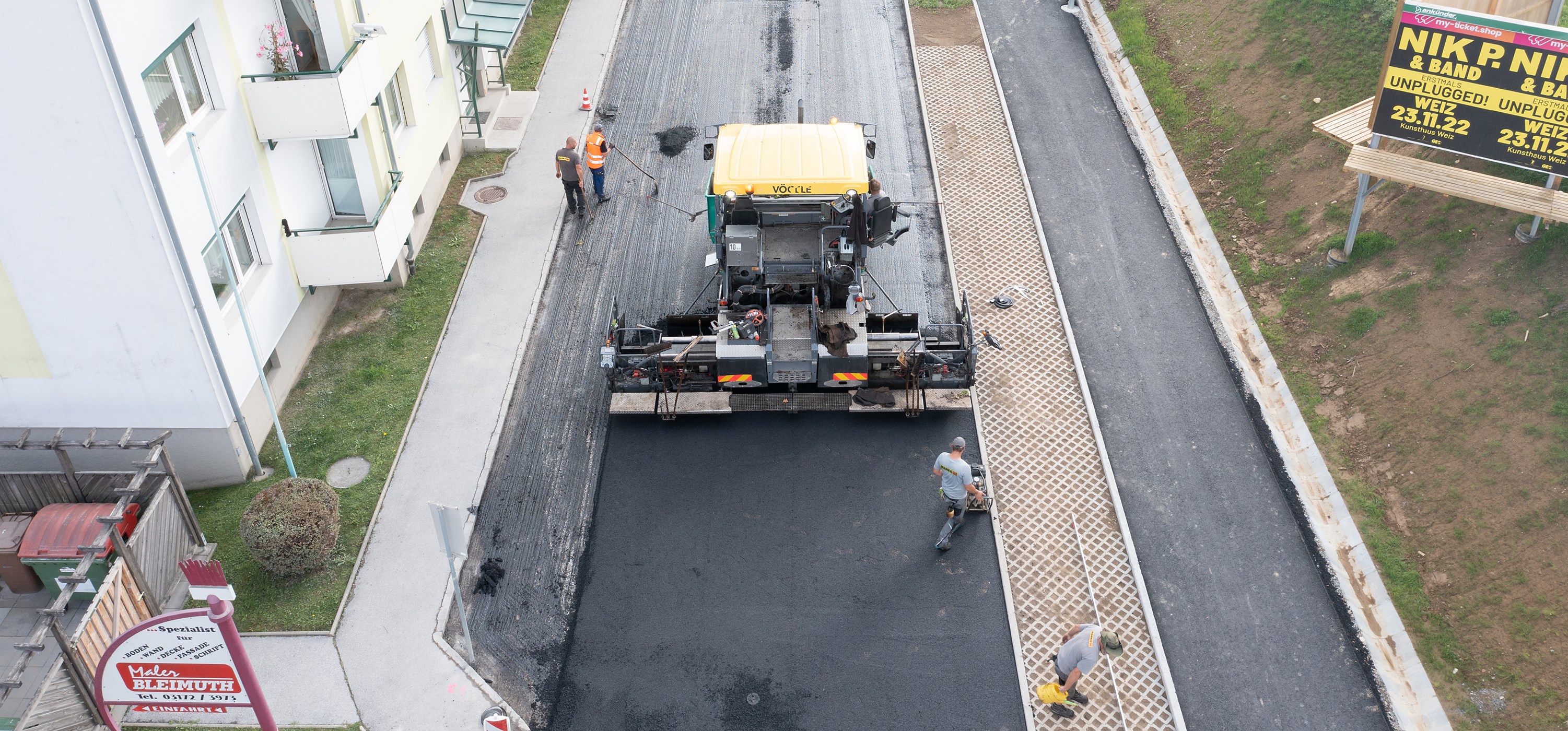 Asphaltieren einer Straße in einer Wohngegend