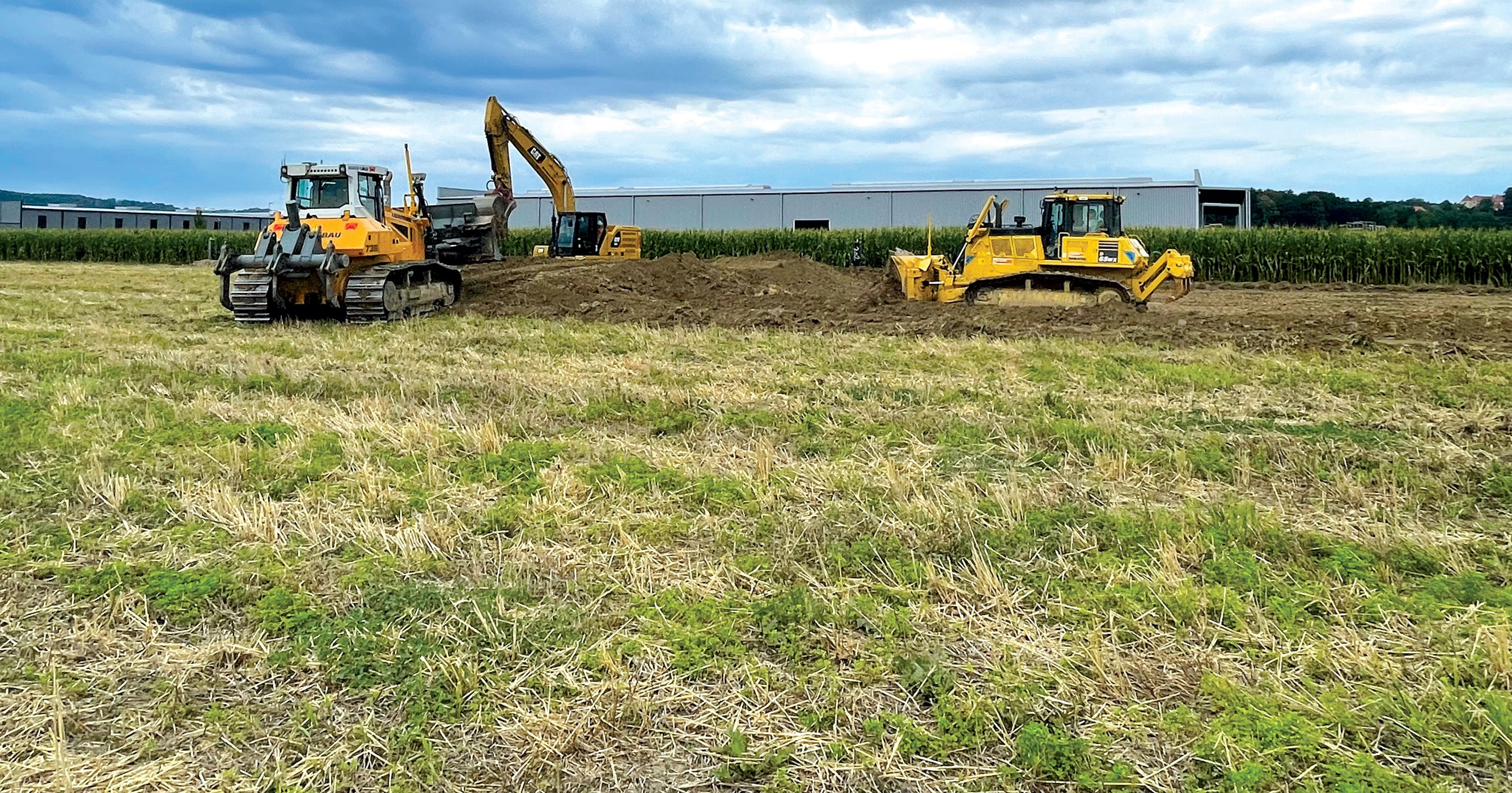 Asphaltieren einer Straße in einer Wohngegend