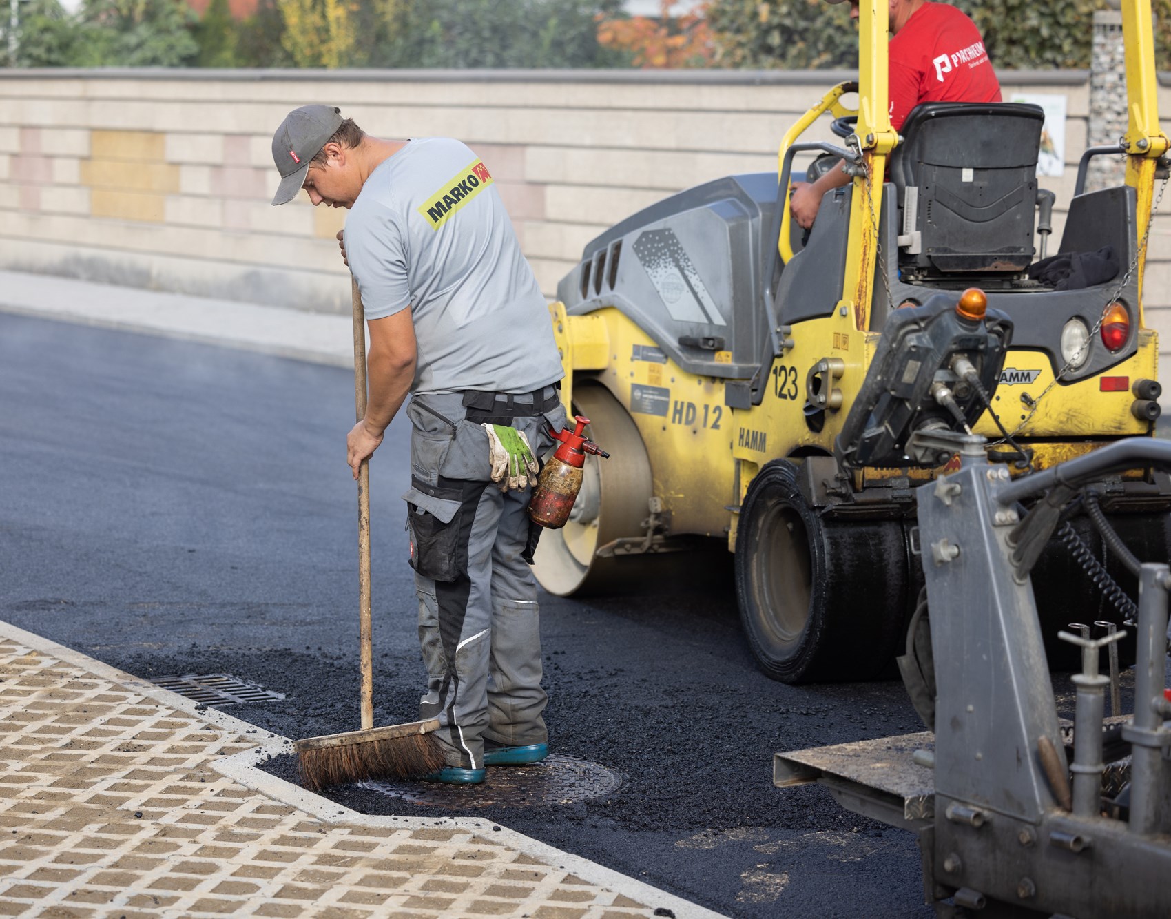 Arbeiter beim Asphaltieren