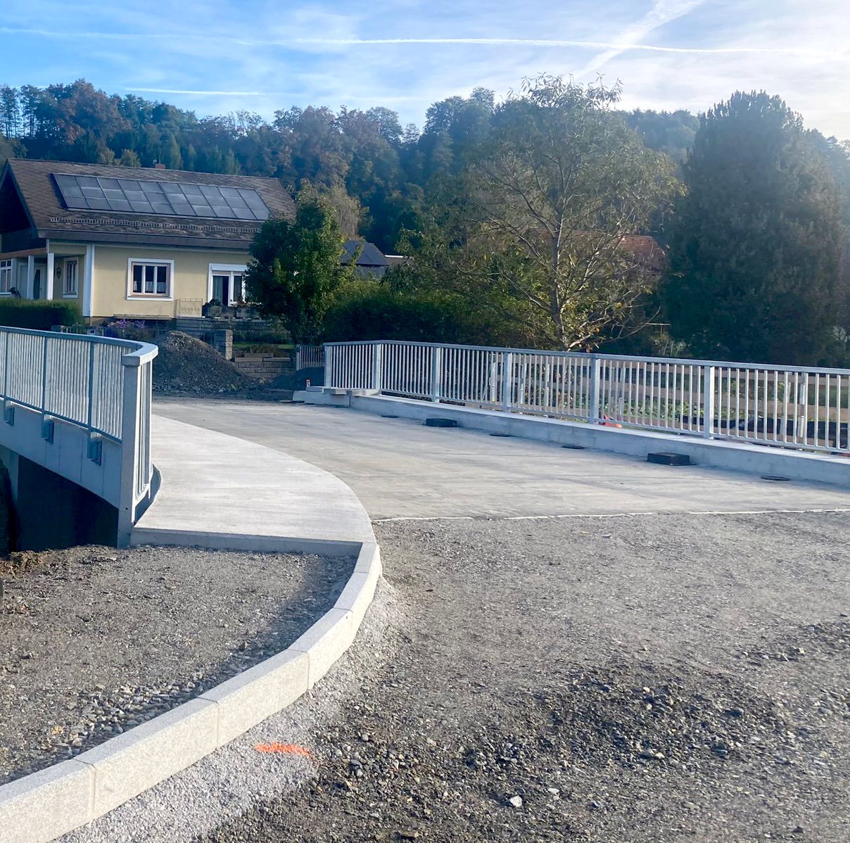 Brücke über eine Straße