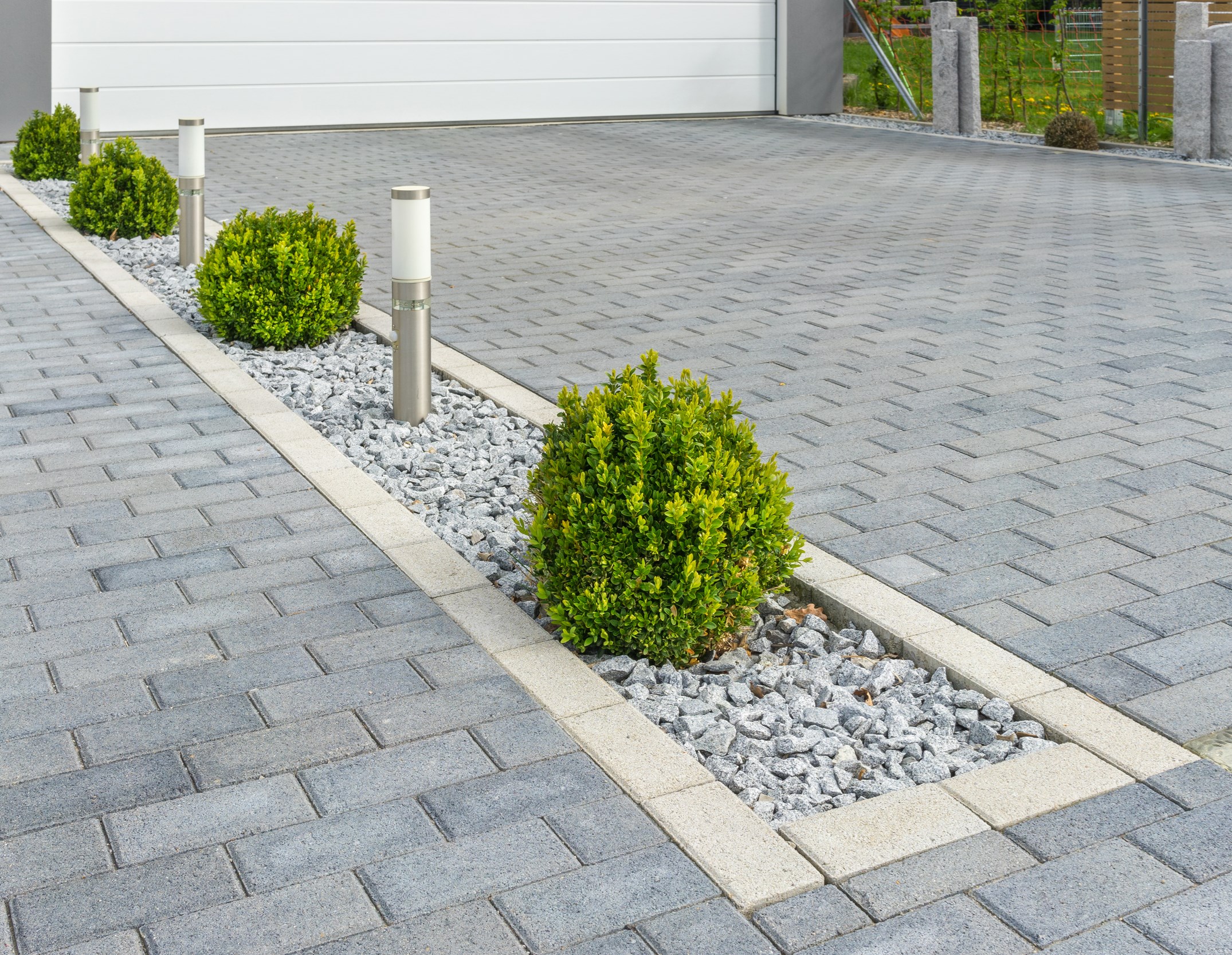 Gepflasterte Hauseinfahrt